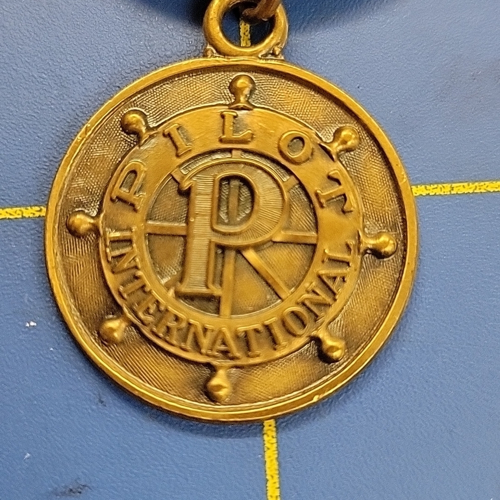 Vintage Keyring Pilot International Brass Tone - Picture 2 of 4